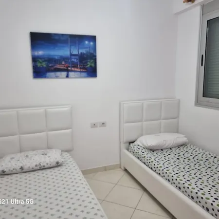 Beachfront 140 Metters With Big Veranda And Big Balcony Seafront Apartamento *